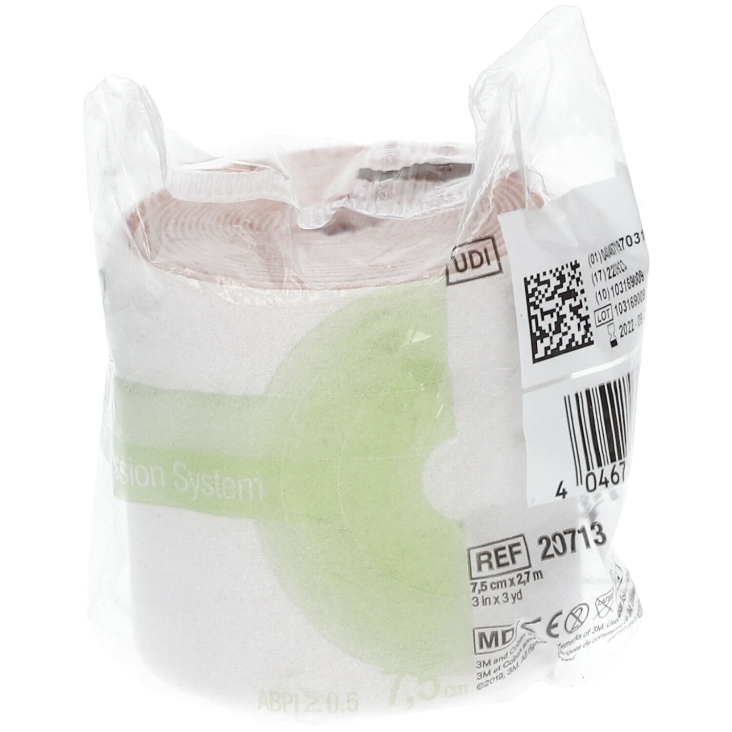 Verpackung mit 3M Coban 2 Lite. Weißes Verbandmaterial in transparenter Folie. Aufdrucke: 7.5cm x 2.7m, 3 in x 3 yd.
