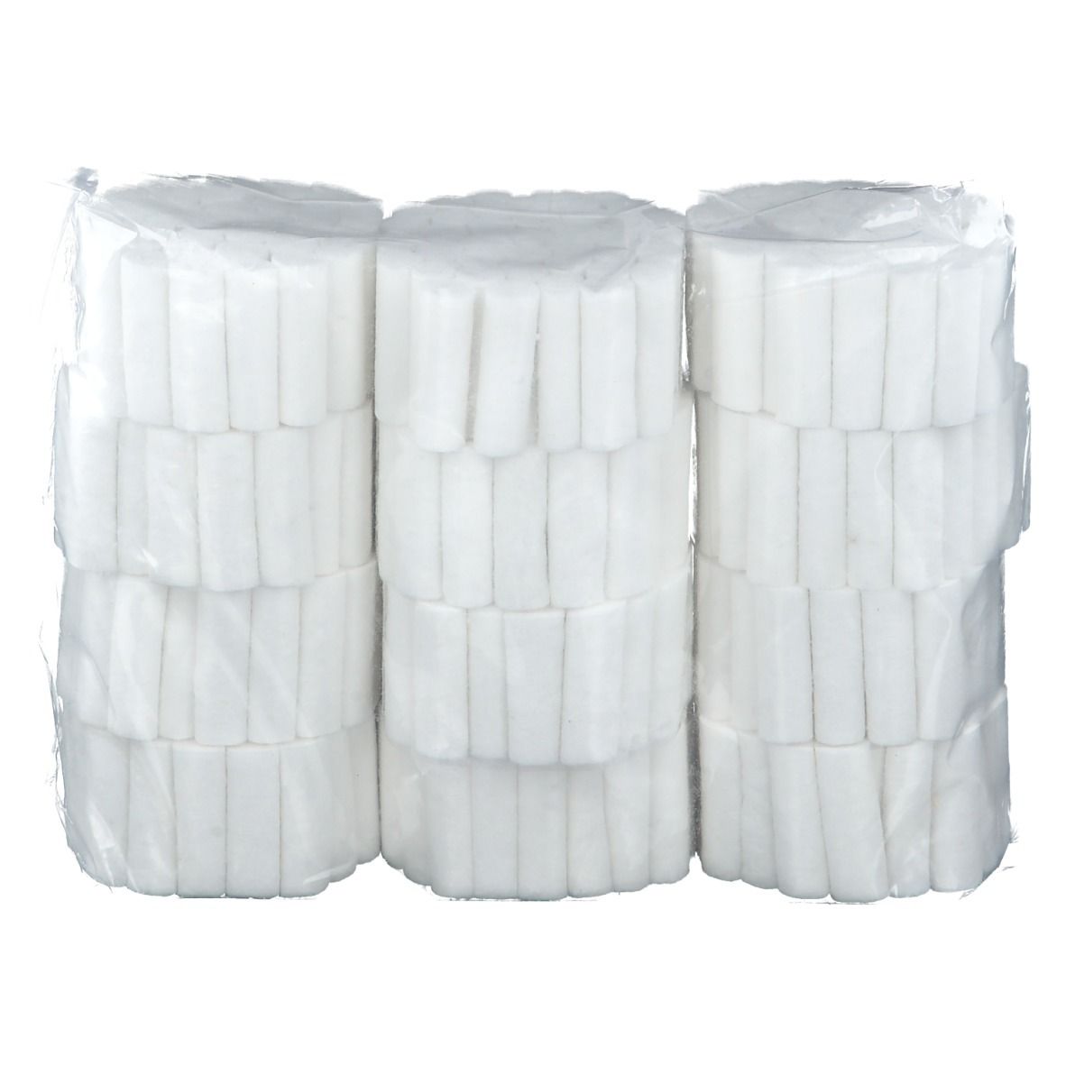 Plusieurs piles de rouleaux de coton dentaire blancs, emballés. Forme des rouleaux visible.
