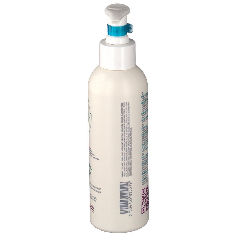Witte fles met pomp. Achterkant met tekst en QR-code. Productnaam niet zichtbaar.