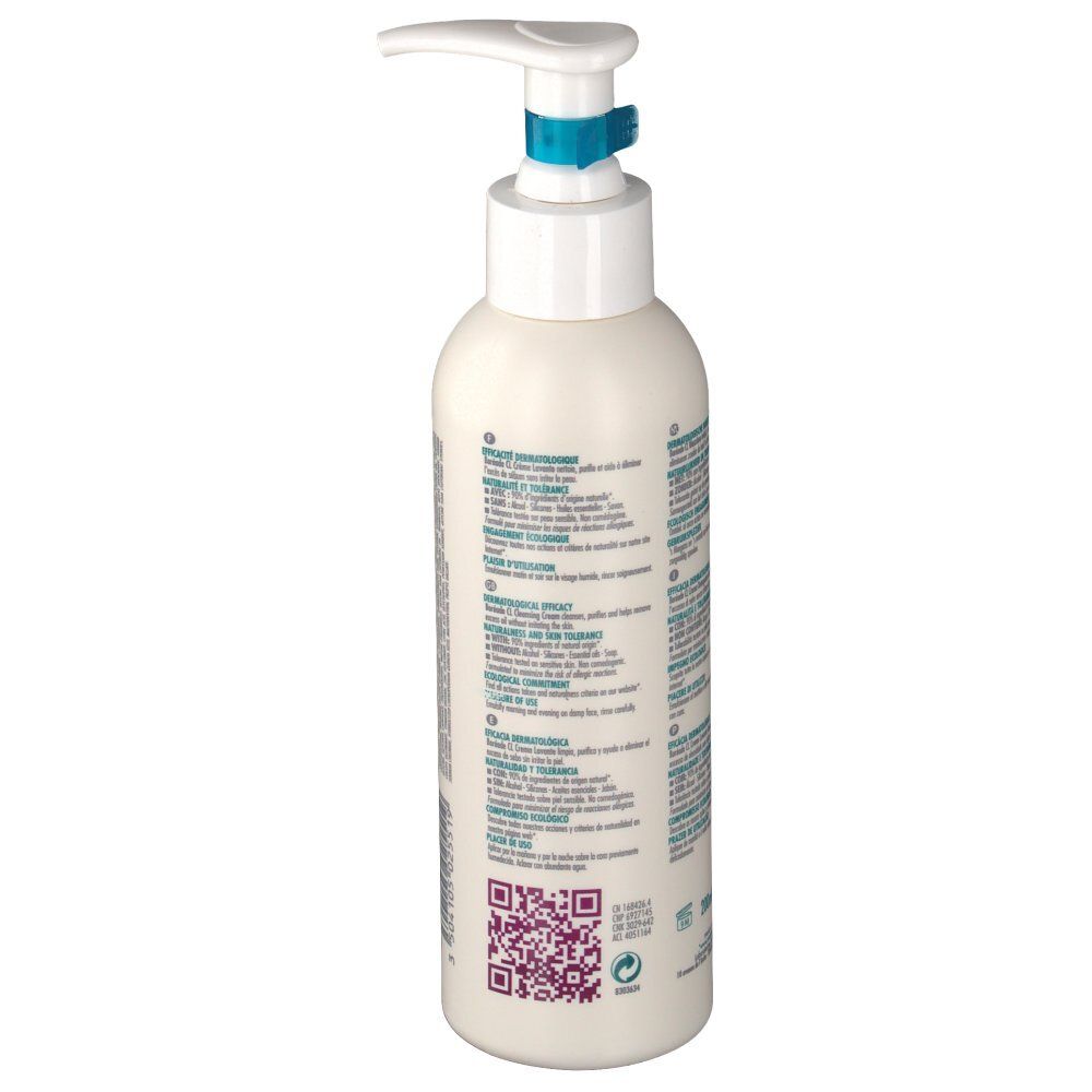 Witte fles met pomp. Achterkant met tekst en QR-code. Productnaam niet zichtbaar.