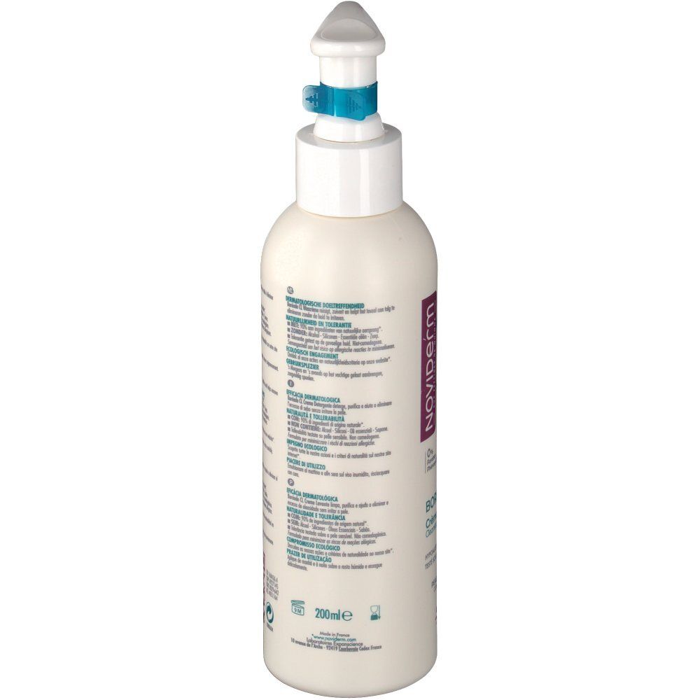 Witte fles met pomp. Achterkant met tekst. Productnaam niet zichtbaar.