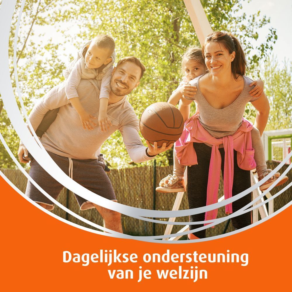 Familie speelt buiten. Tekst: Dagelijkse ondersteuning van je welzijn.