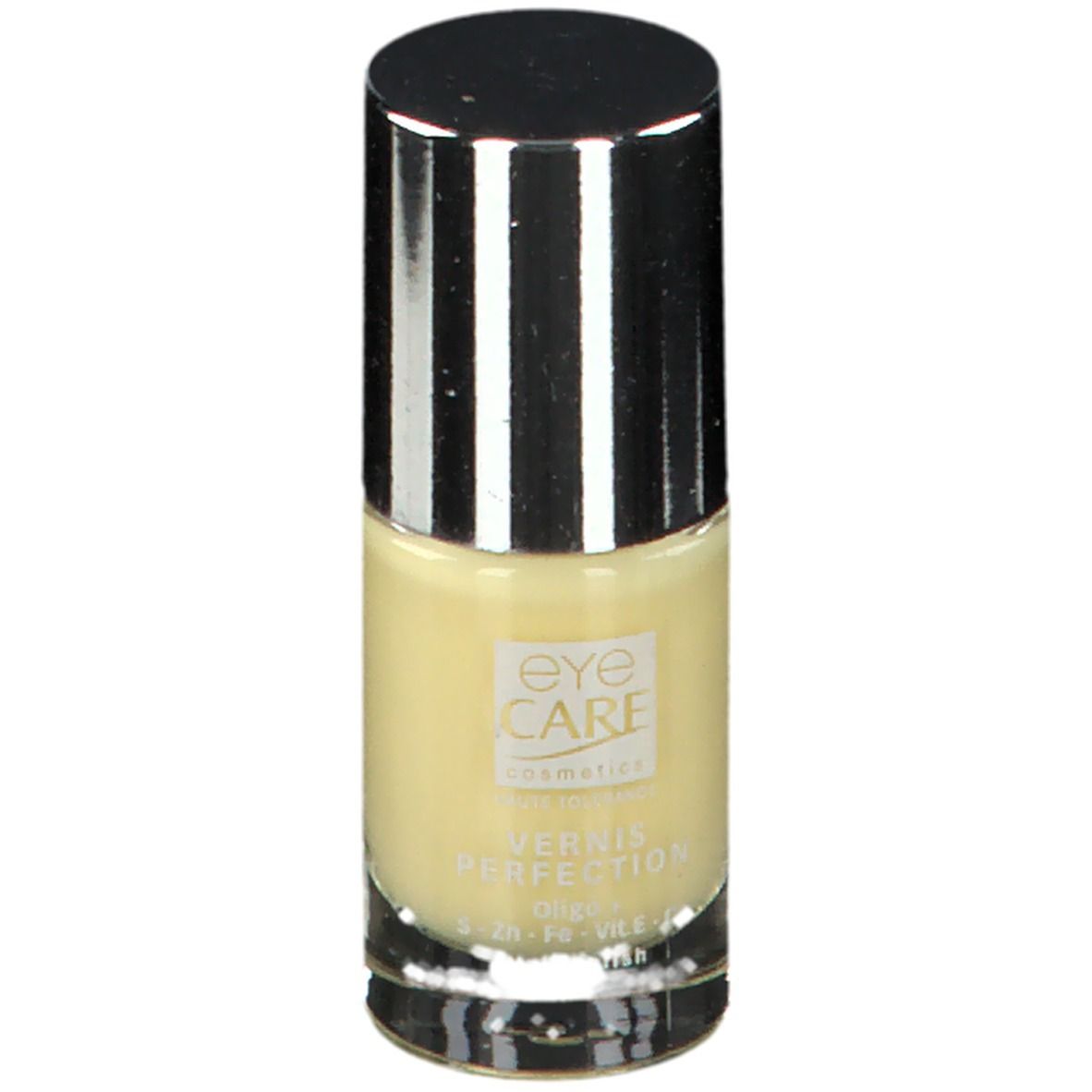 Flacon de vernis à ongles avec bouchon argenté. Inscription: eye CARE cosmetics. Liquide jaune visible.