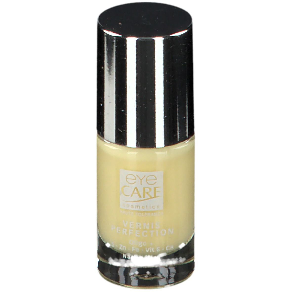 Flacon de vernis à ongles avec bouchon argenté. Inscription: eye CARE cosmetics. Liquide jaune visible.