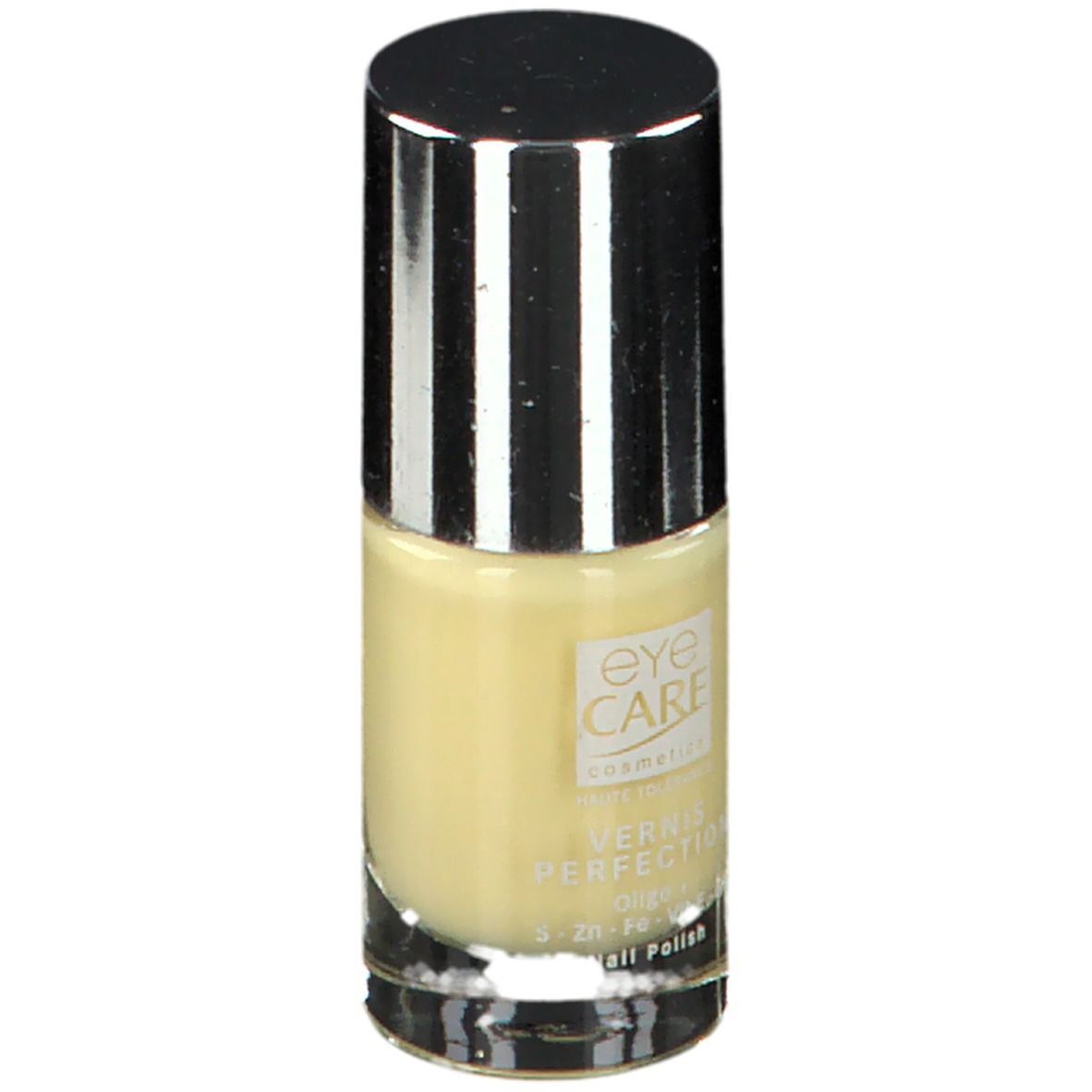 Flacon de vernis à ongles avec bouchon argenté. Inscription: eye CARE cosmetics. Liquide jaune visible.