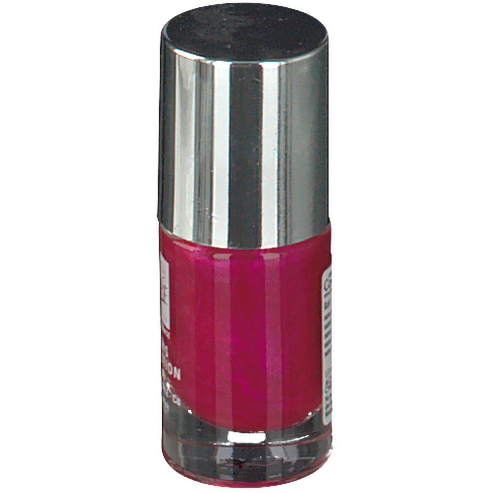 Flacon de vernis à ongles rose, bouchon argenté. Vue oblique. Inscription illisible.