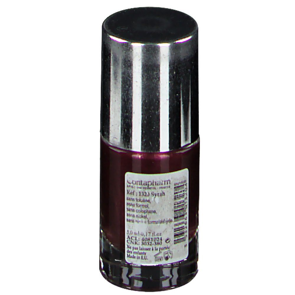 Flacon de vernis à ongles avec bouchon argenté. Informations produit au dos. Couleur: rouge foncé. Ref: 1320 Syrah.
