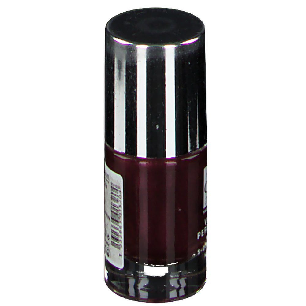 Flacon de vernis à ongles avec bouchon argenté. Vernis à ongles rouge foncé. Étiquette avec informations produit.