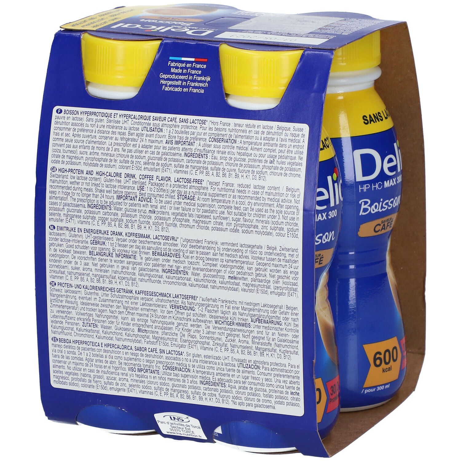 Verpakking van vier flessen. Achterkant met tekst. Blauwe flessen met gele doppen. Opschrift: Delical HP HC MAX 300, Boisson, Café. 600 kcal, 30,0g eiwitten.