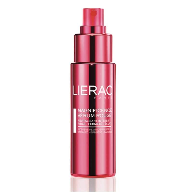 Sérum rouge avec vaporisateur. Inscription: LIERAC, MAGNIFICENCE SÉRUM ROUGE. Sérum revitalisant intensif.