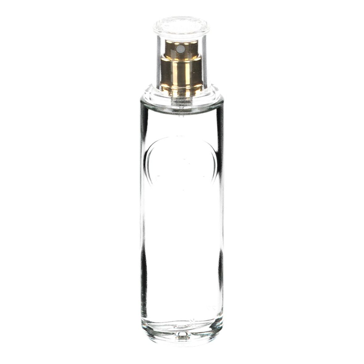 Transparante glazen fles met gouden verstuiver. Bevat heldere vloeistof. Cilindrische vorm.