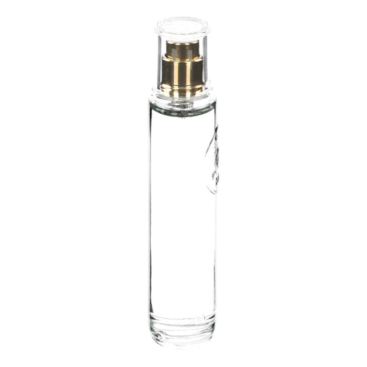 Transparante glazen fles met gouden verstuiver. Bevat heldere vloeistof. Cilindrische vorm.