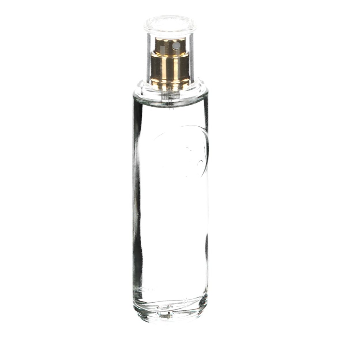 Transparante glazen fles met gouden verstuiver. Bevat heldere vloeistof. Cilindrische vorm.