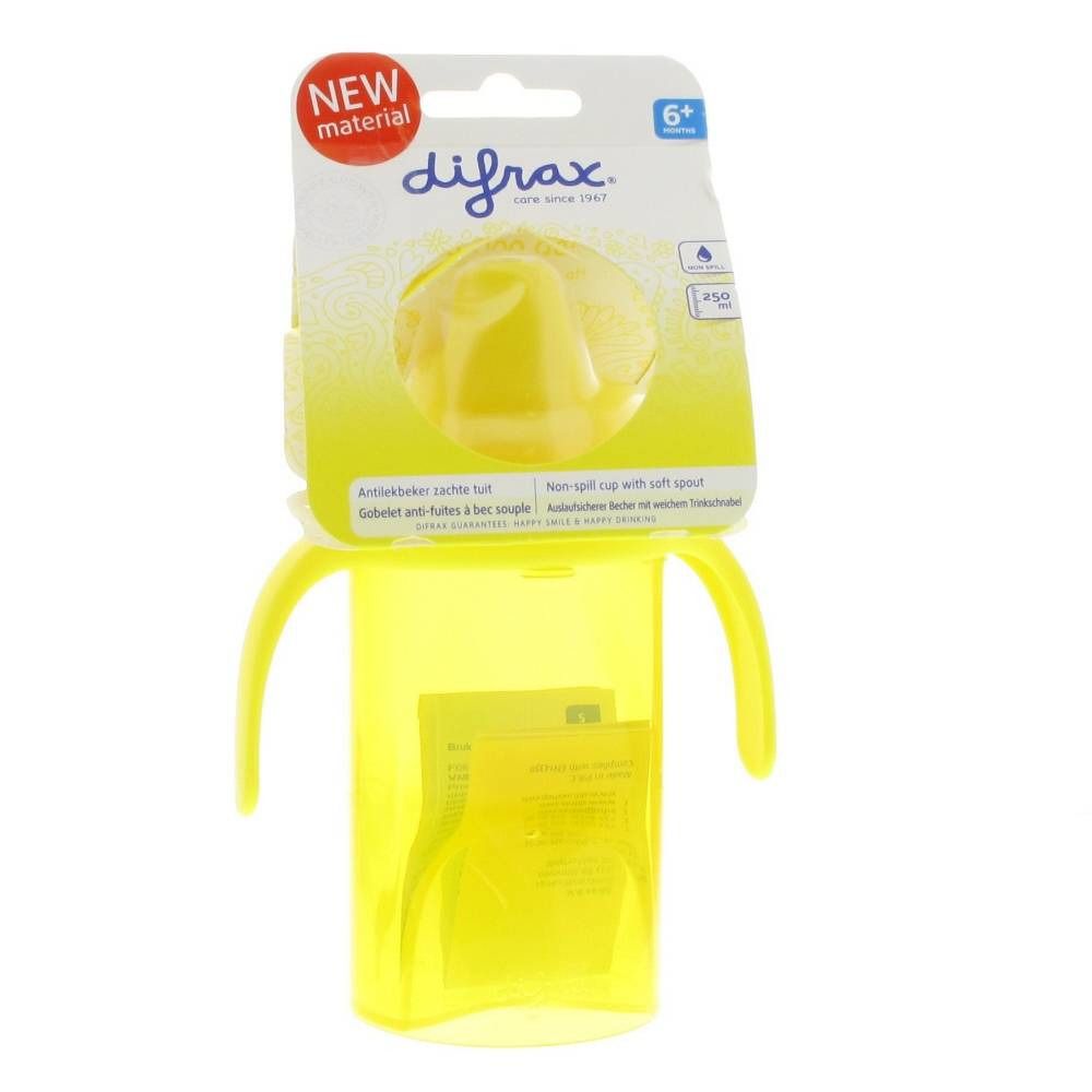 Gobelet jaune avec bec souple et poignées. Emballage avec nom du produit et recommandation d'âge.