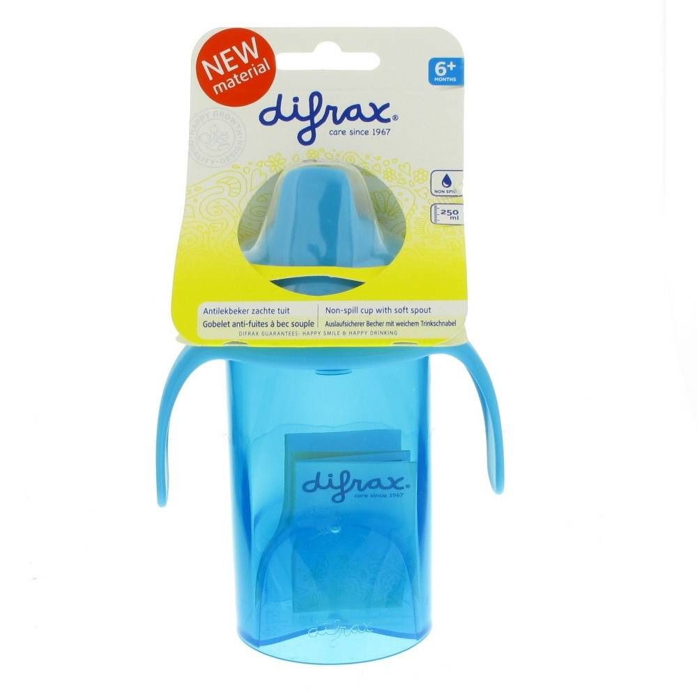 Gobelet bleu avec bec souple et poignées. Emballage avec nom du produit et recommandation d'âge.