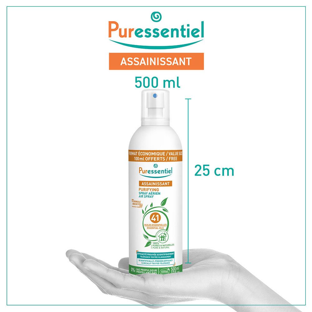 Hand houdt spray vast. Tekst: Puressentiel, Assainissant, 500 ml. Afmetingen: 25 cm.