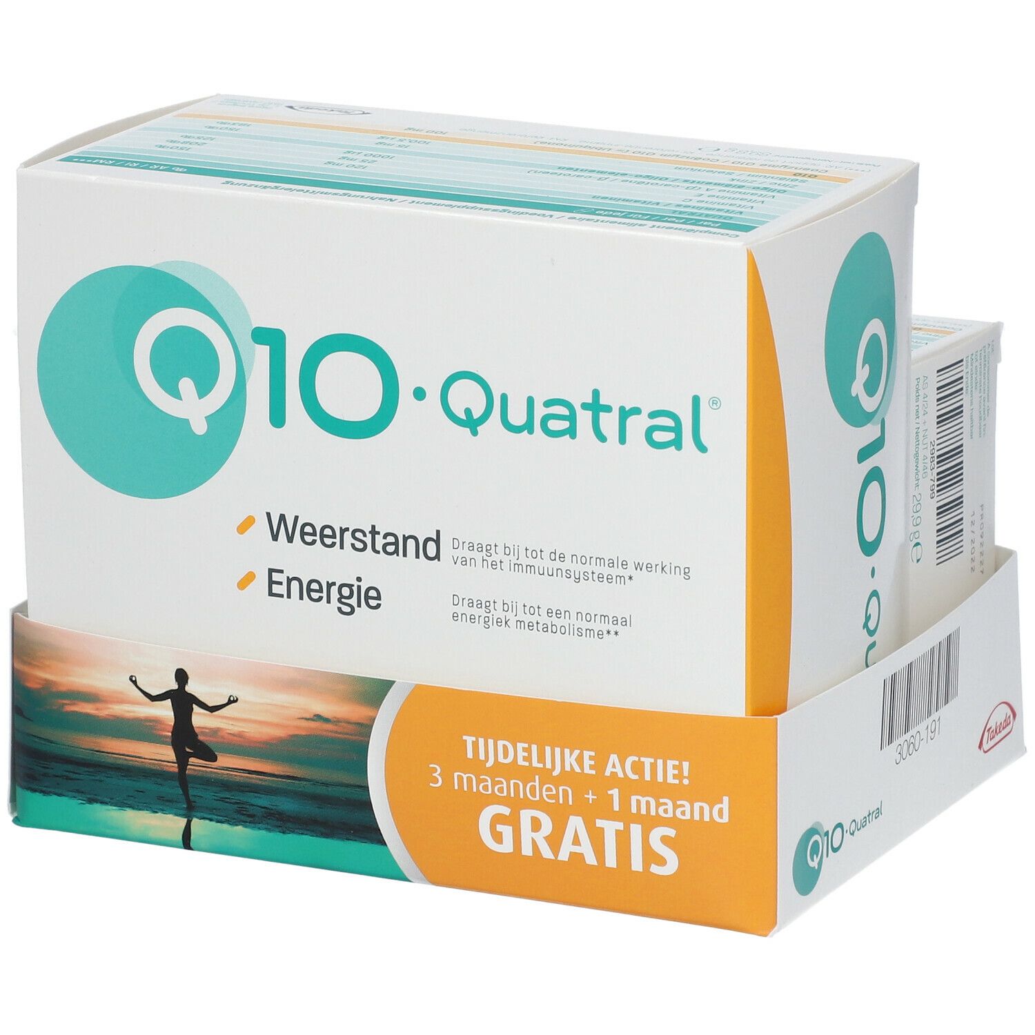 Deux boîtes de Q10 Quartal® dans un présentoir. Inscriptions : Q10 Quartal®, Weerstand, Energie, Action temporaire ! 3 mois + 1 mois GRATUIT. Fond : silhouette au bord de la mer.