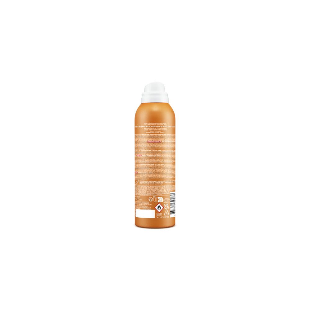 Achterkant van een oranje spuitfles met witte dop. Meertalige tekst. Bevat waarschuwingen en recyclagesymbolen.