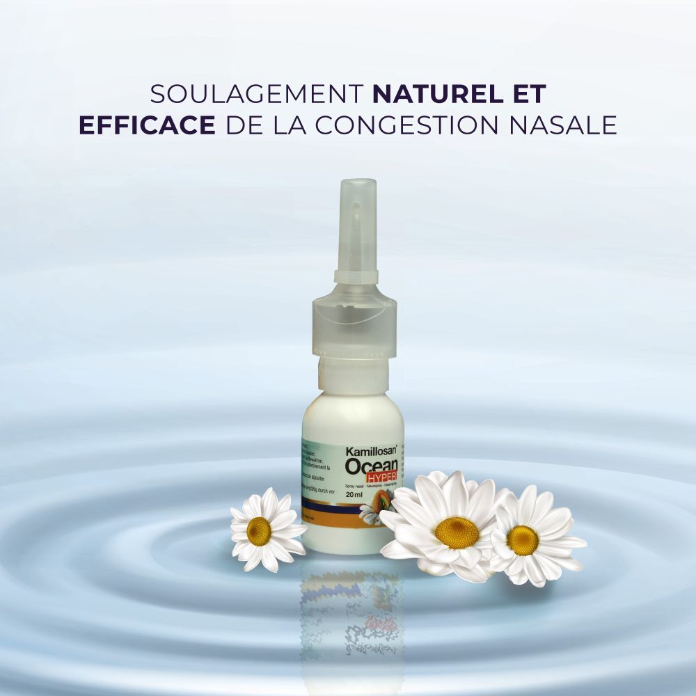 Flacon de spray nasal Kamillosan Ocean Hyper avec fleurs de camomille. Fond d'eau. Texte en français.