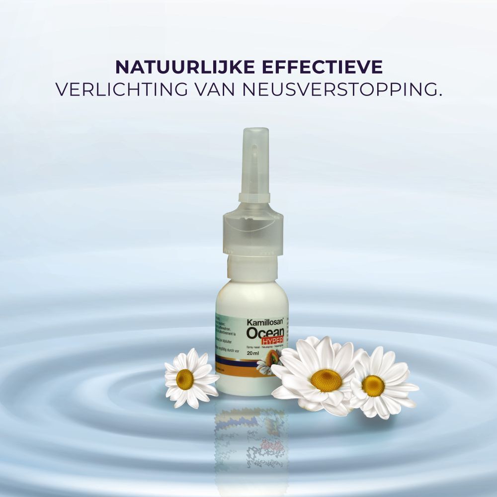 Kamillosan Ocean Hyper neusspray, flesje met kamillebloemen. Achtergrond: water. Nederlandse tekst.