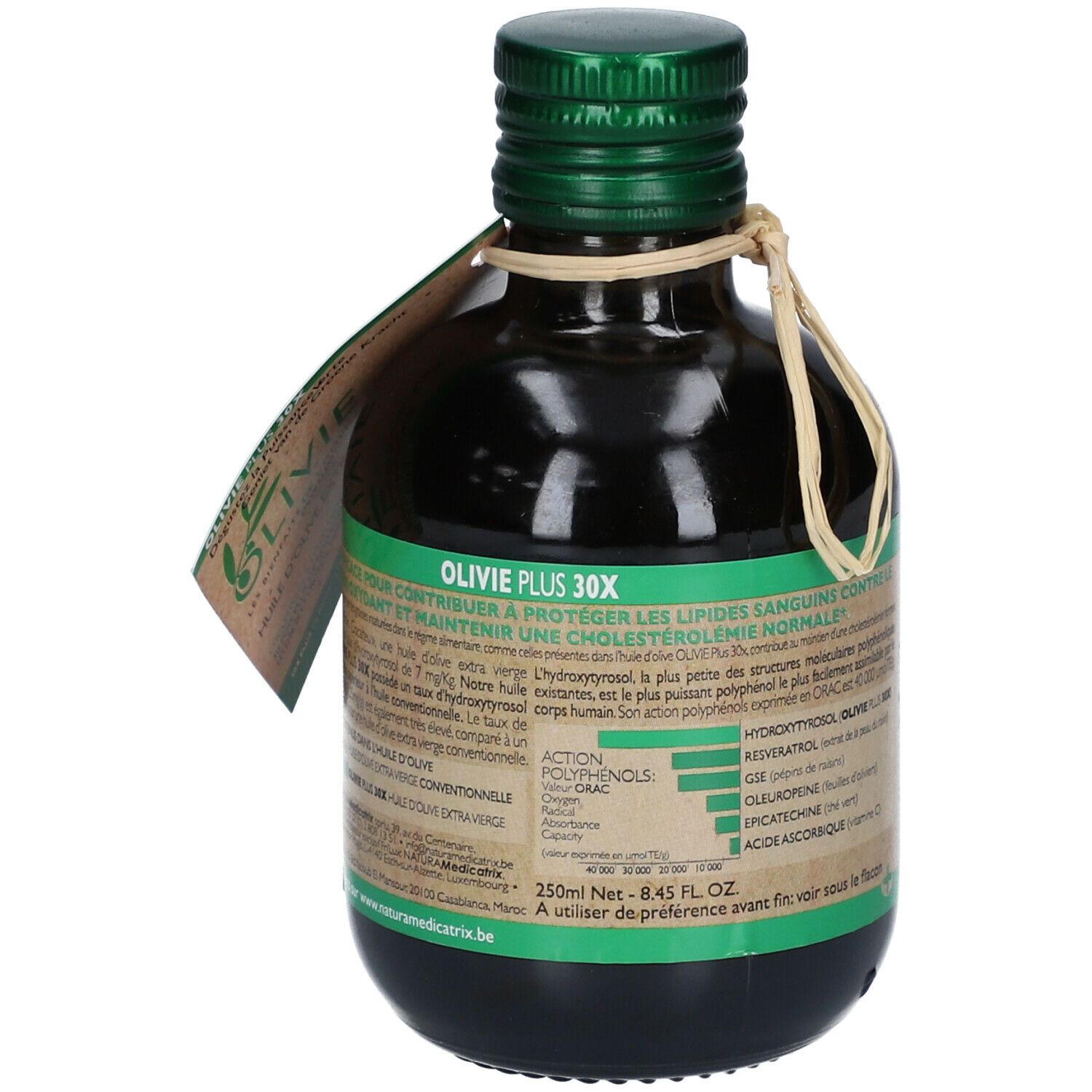 Groene glazen fles olijfolie. Etiket met productinfo en merk Olivie. Groen-bruine dop en papieren label.