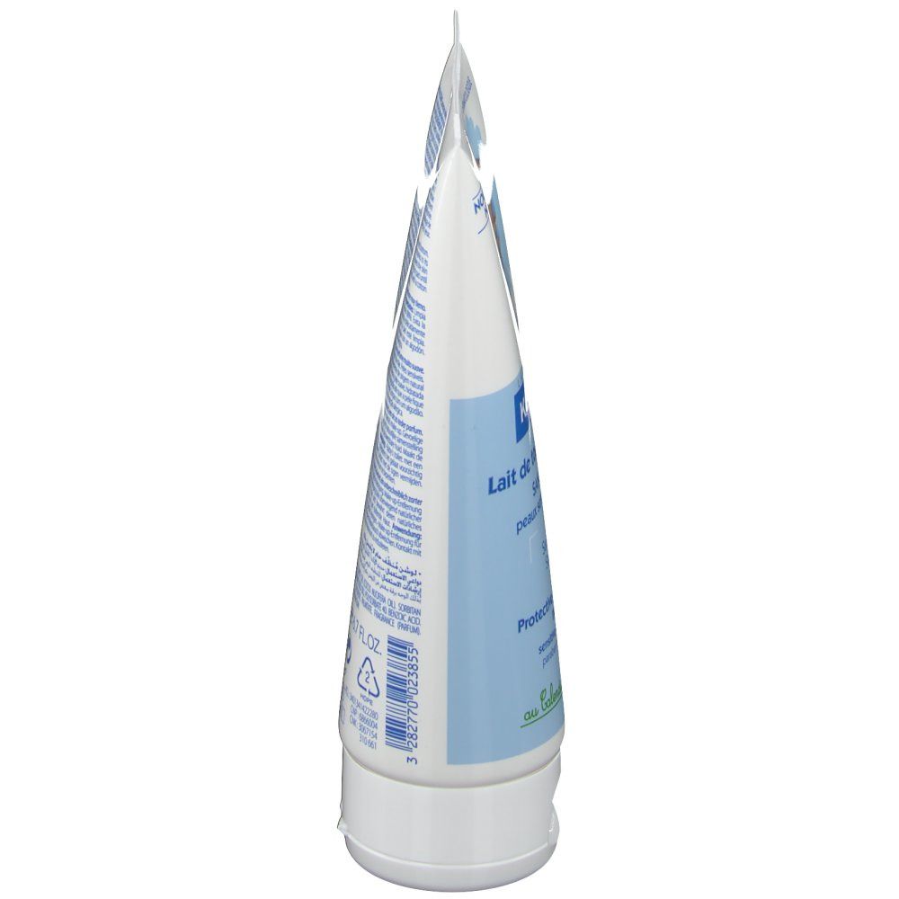 Vue latérale d'un tube blanc. Texte: Klorane Bébé, Lait de toilette protecteur. Avec informations produit.