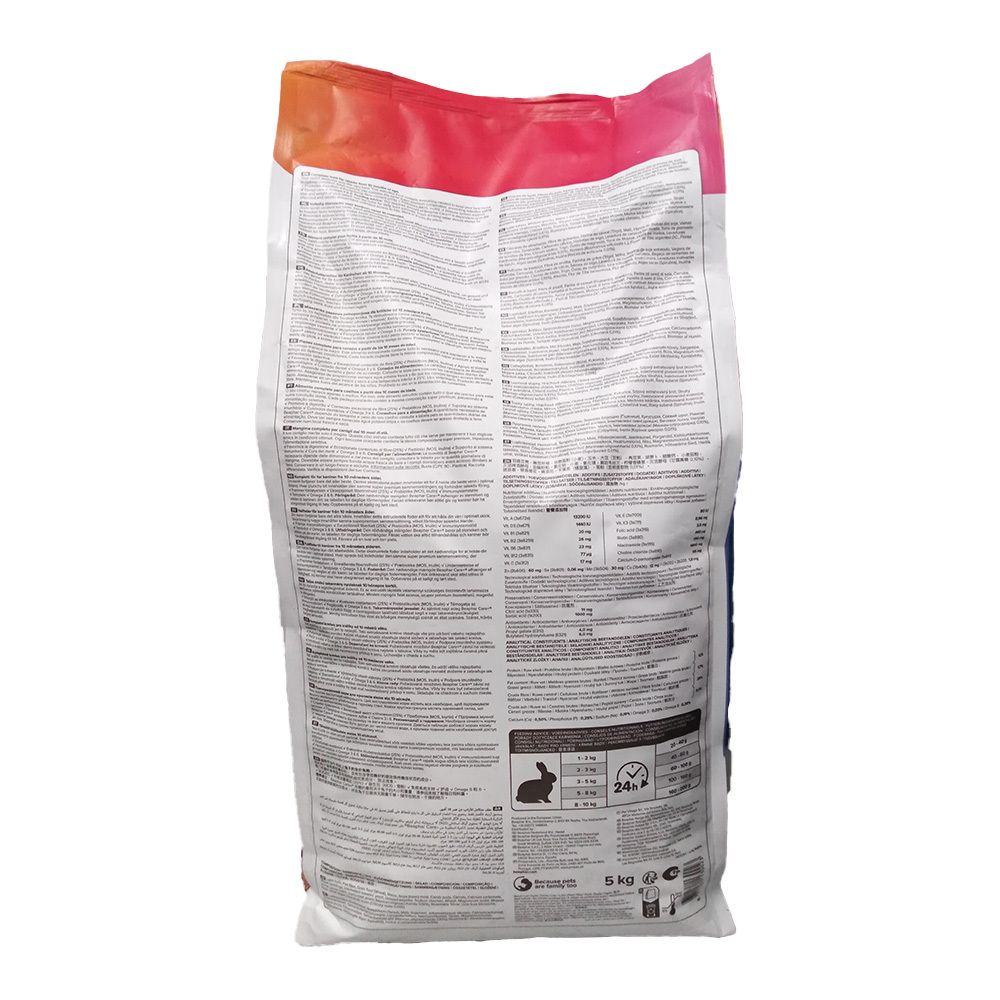 Achterkant van een 5kg zak Beaphar Care+ konijnenvoer met gedetailleerde informatie.