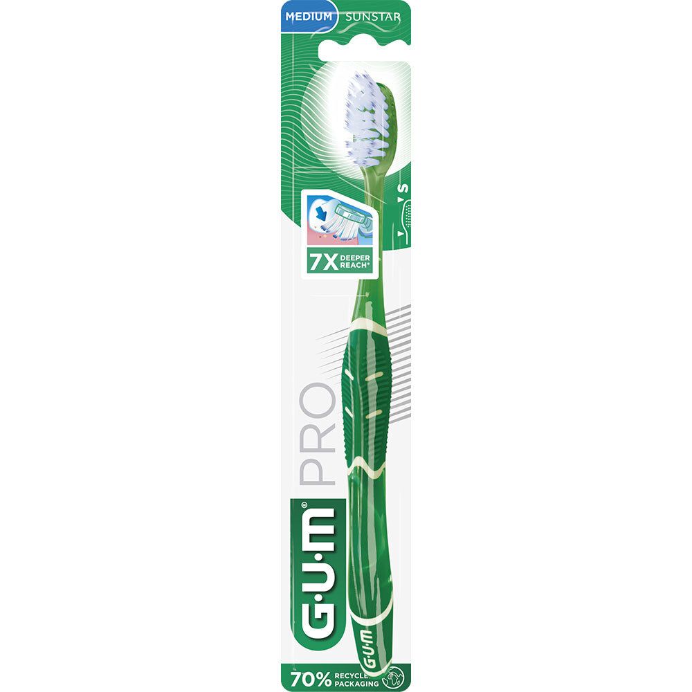 Brosse à dents verte dans son emballage. G.U.M. PRO, Medium, Sunstar. Portée 7x plus profonde. Emballage recyclé à 70%.