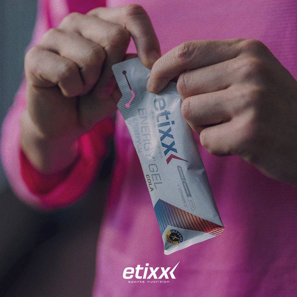 Mains ouvrant Etixx Energy Gel Cola. Logo et texte. Sport Banned Tested.