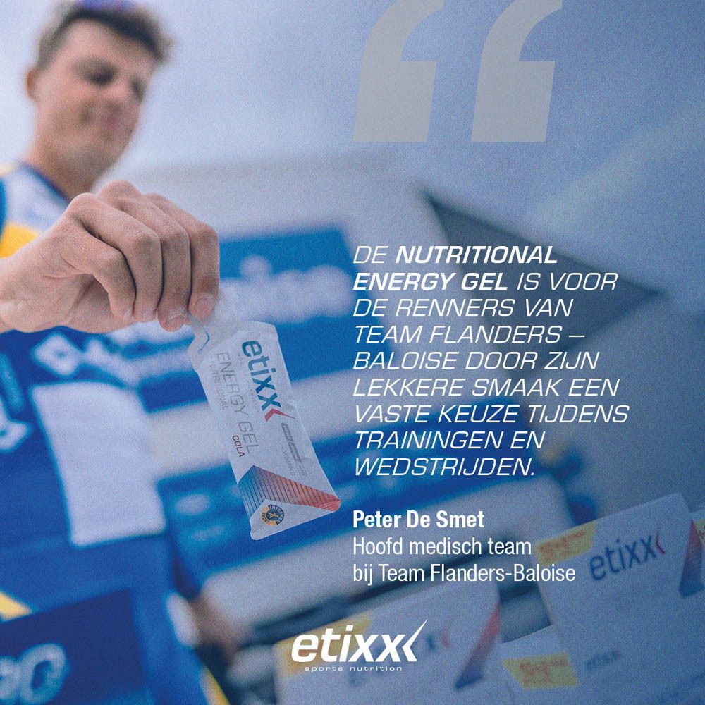 Man houdt Etixx Energy Gel Cola vast. Citaat. Team Flanders-Baloise. Sport Banned Tested.