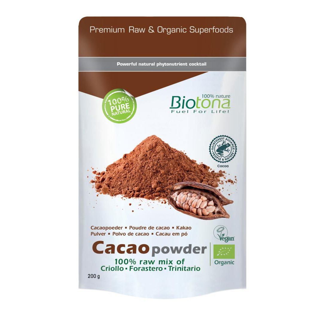 Zakje cacaopoeder. Opschrift: Biotona, Cacao Powder, 100% raw mix. Groen-wit logo: 100% Pure Natural. Bio-label.