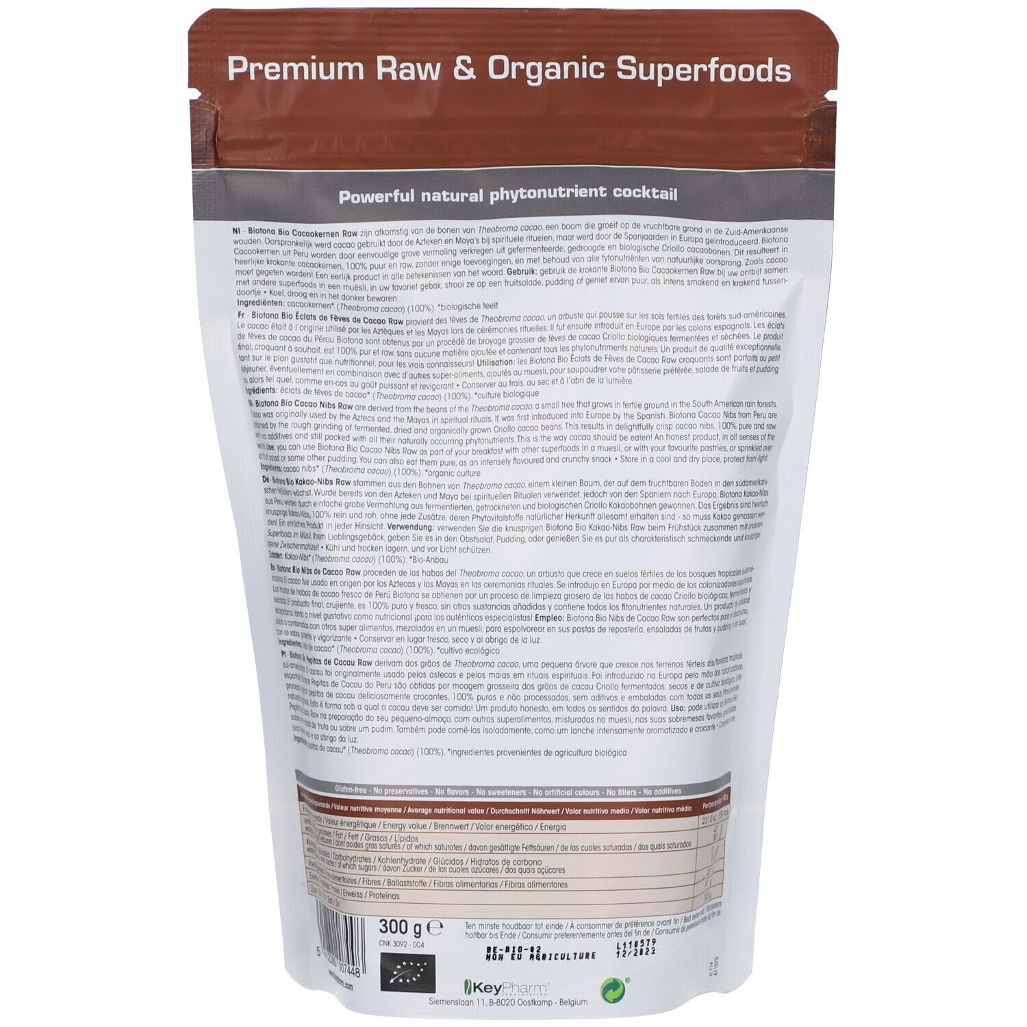 Achterkant van de verpakking Cacao Nibs. Meertalige tekst. Merk Biotona. Boven: Premium Raw & Organic Superfoods. Onder: 300g en bio-label.