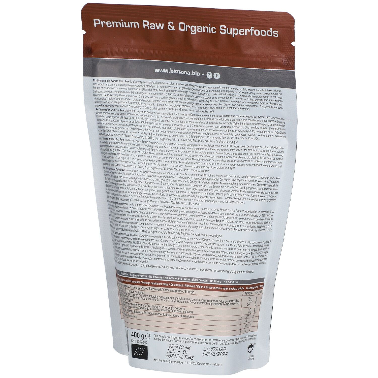 Rückseite eines Beutels mit Chia-Samen. Text in mehreren Sprachen. Aufschrift: Biotona. Siegel: Organic. Gewicht: 400g.