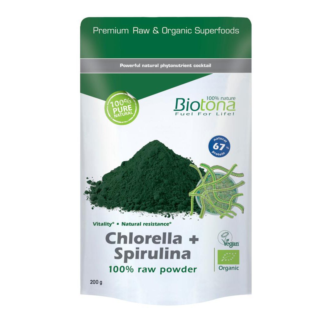 Sachet de Biotona Bio Chlorella + Spirulina. Poudre verte, illustration d'algues vertes, texte : 100% Pure Natural, 67% Protein, Vegan, Organic.