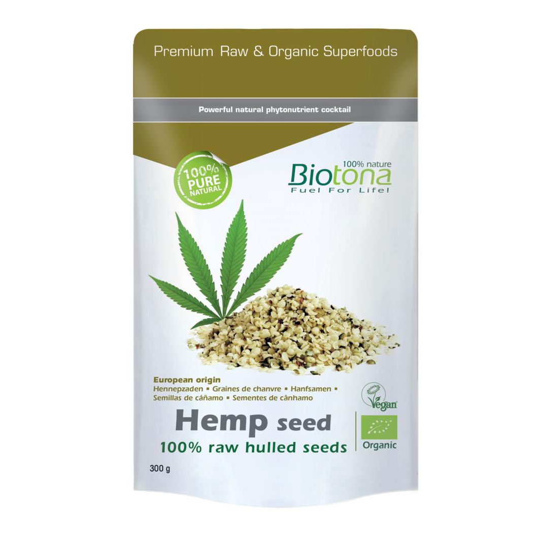 Zakje hennepzaad. "Biotona" logo. Tekst "Hemp seed" en "100% raw hulled seeds". Groen-wit ontwerp. Bio-keurmerk.
