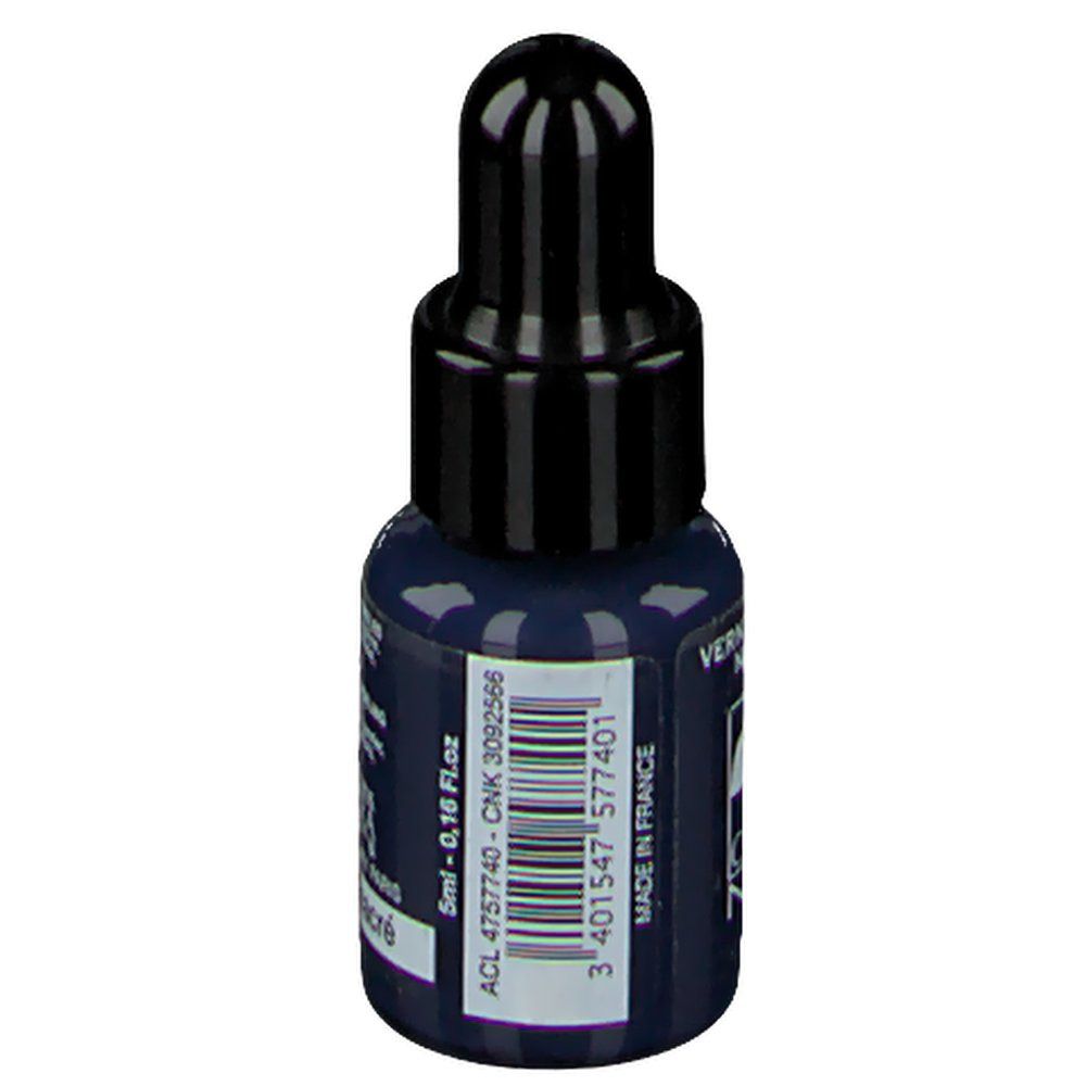 Dunkelblaue Nagellackflasche mit schwarzem Verschluss. Aufschrift: 5ml, ACL 4757740, Made in France. Barcode.
