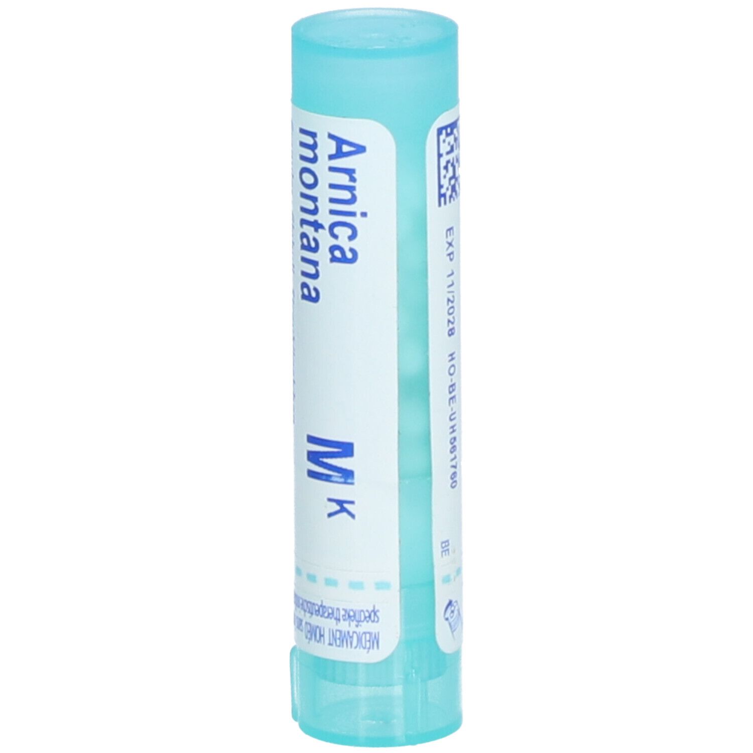 Tube cylindrique bleu clair avec étiquette blanche. Inscription: Arnica montana MK. Avec date de péremption et code-barres.