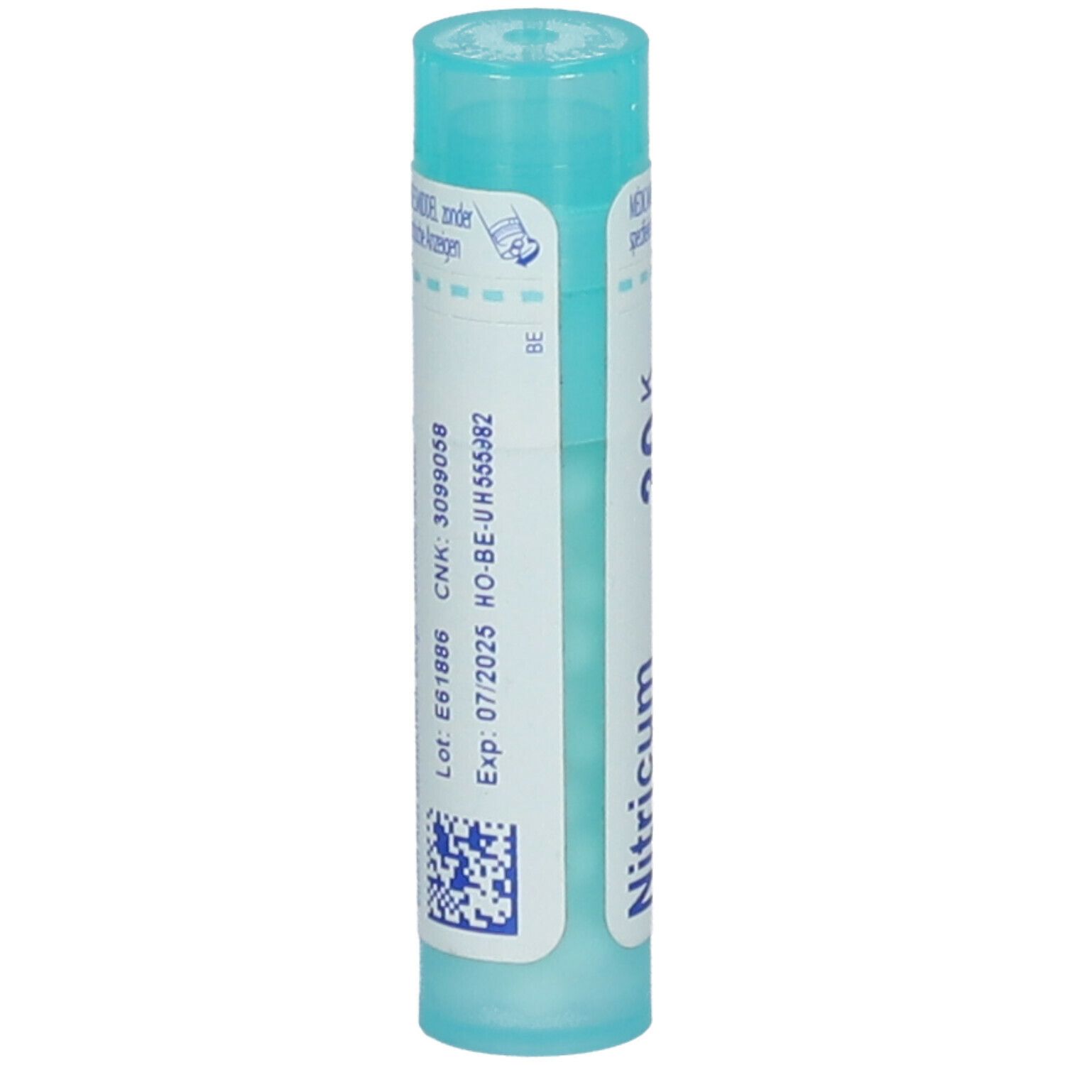Tube cylindrique turquoise avec étiquette blanche. Contient 'Nitricum'. Impression: CNK, lot, date d'expiration et code QR.