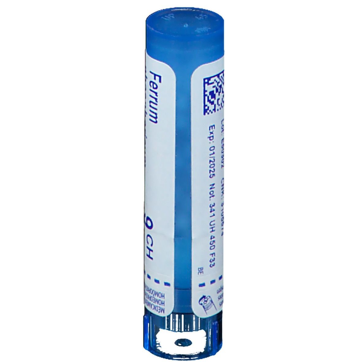 Cilindrische verpakking met blauwe dop. Opschrift: Ferrum 9 CH. Bevat informatie zoals vervaldatum en lotnummer.