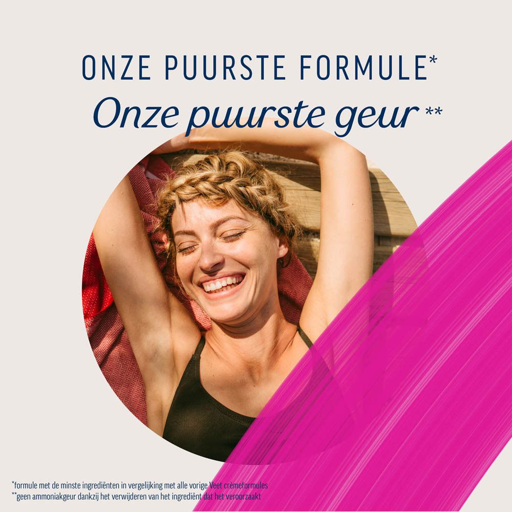 Lachende vrouw met opgeheven armen, ontspannend in de zon.