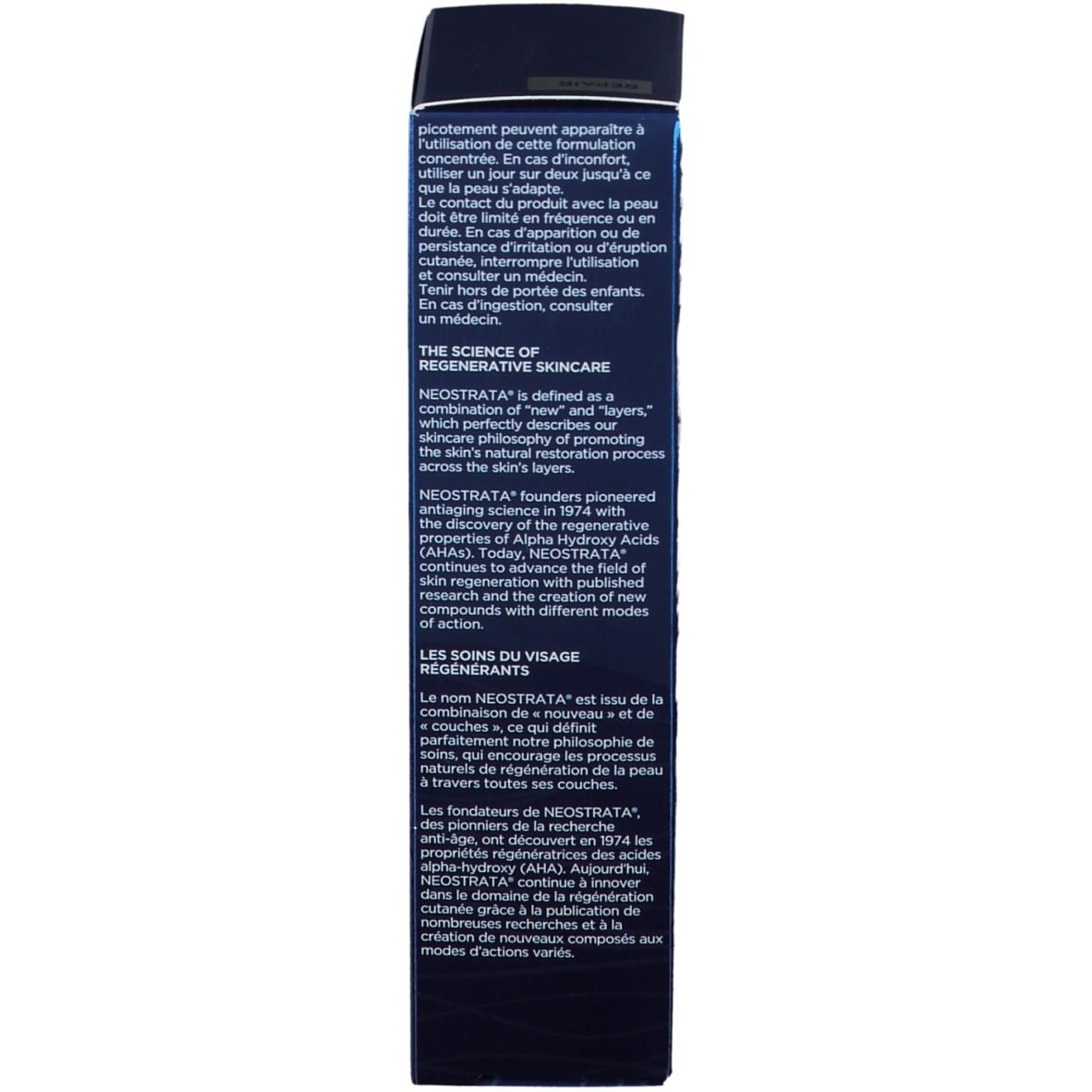 Seite der blauen Schachtel. Text in Englisch und Französisch. Enthält Informationen über die Marke und Forschung.