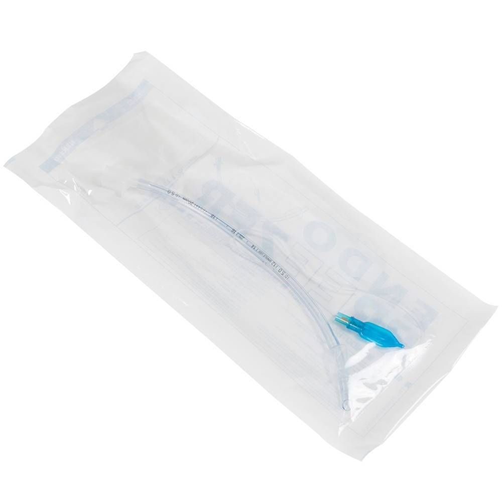 Tube endotrachéale dans un emballage stérile. Connecteur bleu visible. Tube dans une enveloppe transparente.