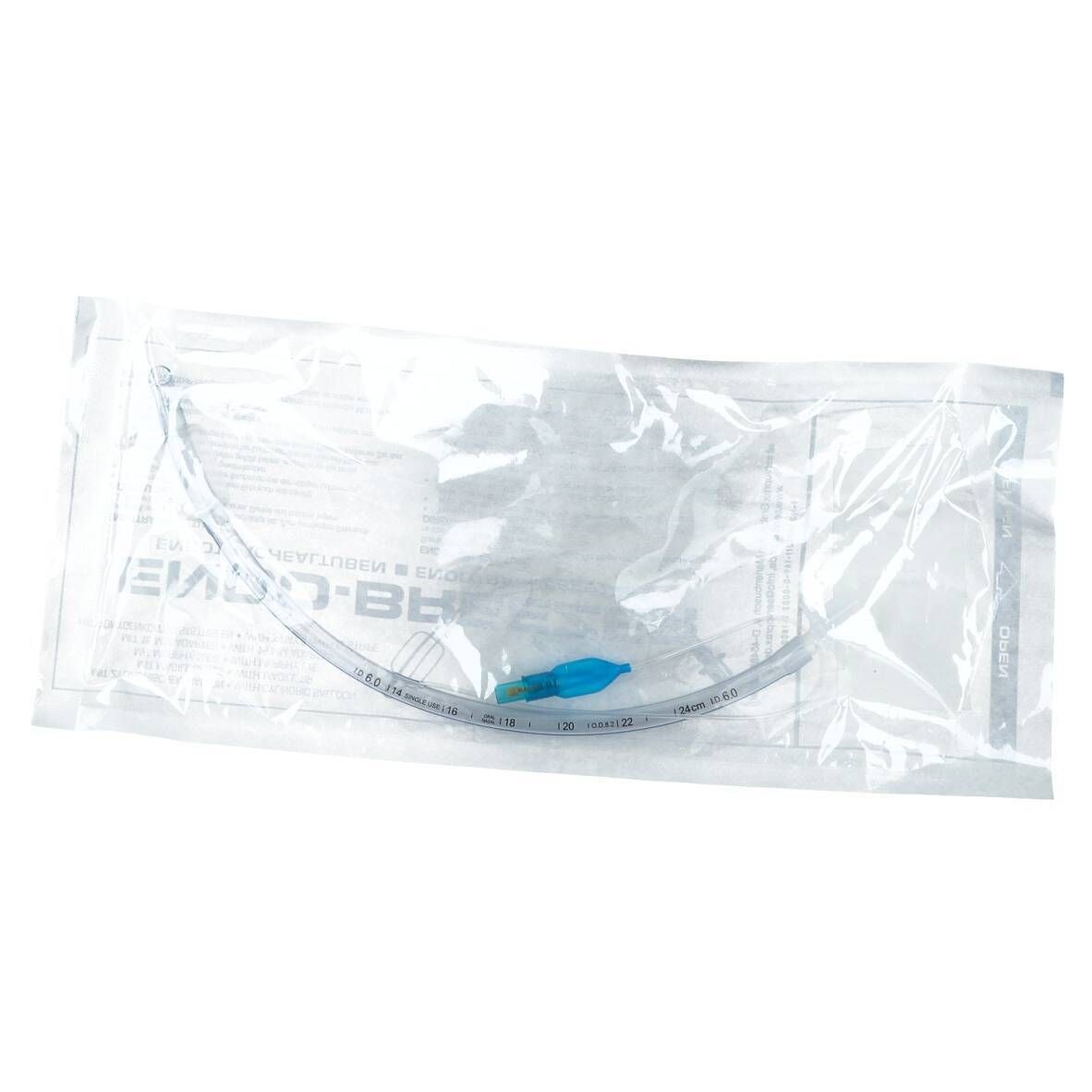 Tube endotrachéal dans un emballage transparent. Tube en plastique transparent avec connecteur bleu. Marquages sur le tube.