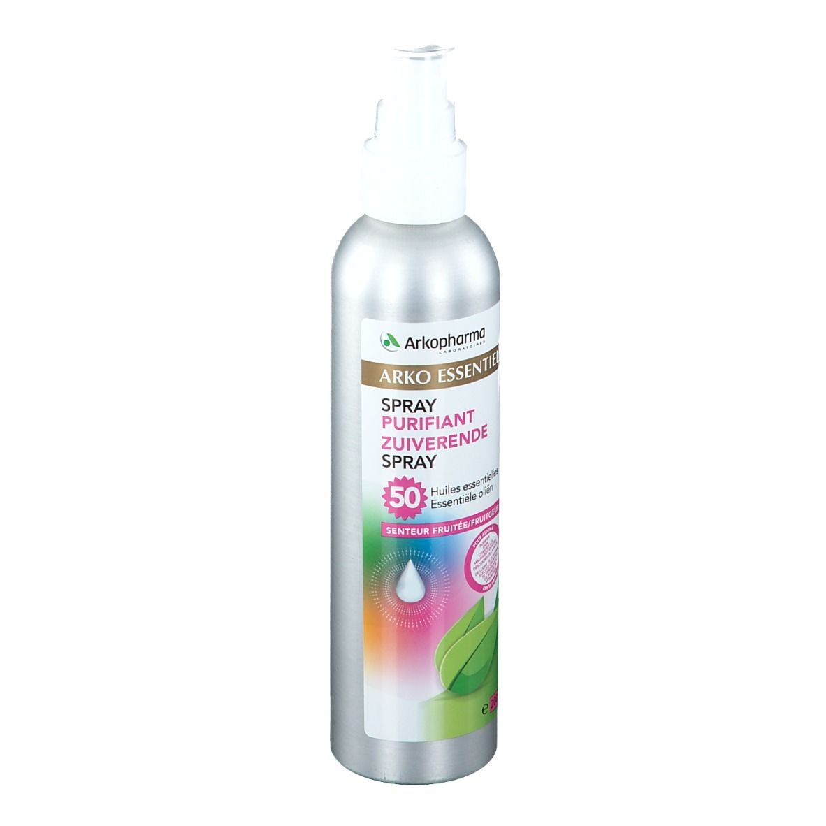 Flacon spray argenté, tête blanche. Étiquette avec nom du produit, logo et informations. Fond coloré.
