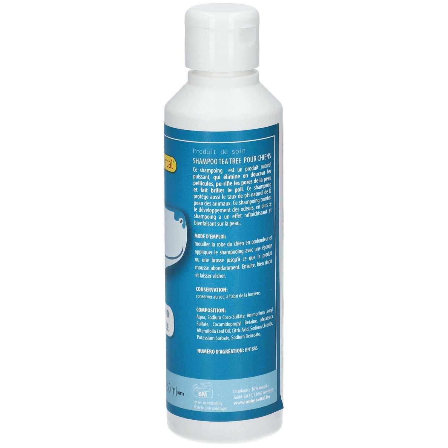 Achterkant van de witte fles. Tekst op blauwe achtergrond. Ingrediënten en gebruiksaanwijzing.