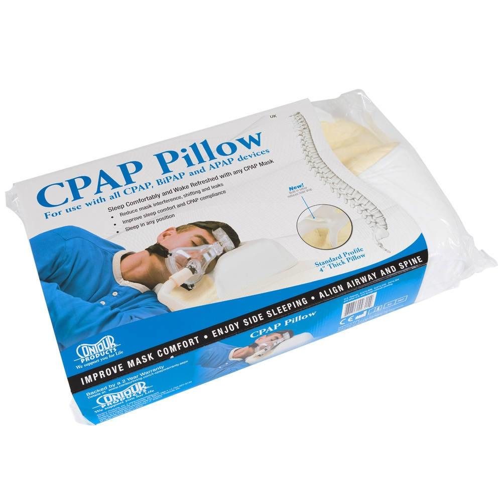 Oreiller CPAP dans son emballage. Texte: CPAP Pillow. Pour tous les appareils CPAP, BiPAP et APAP. Améliore le confort du masque. Alignement des voies respiratoires et de la colonne vertébrale.