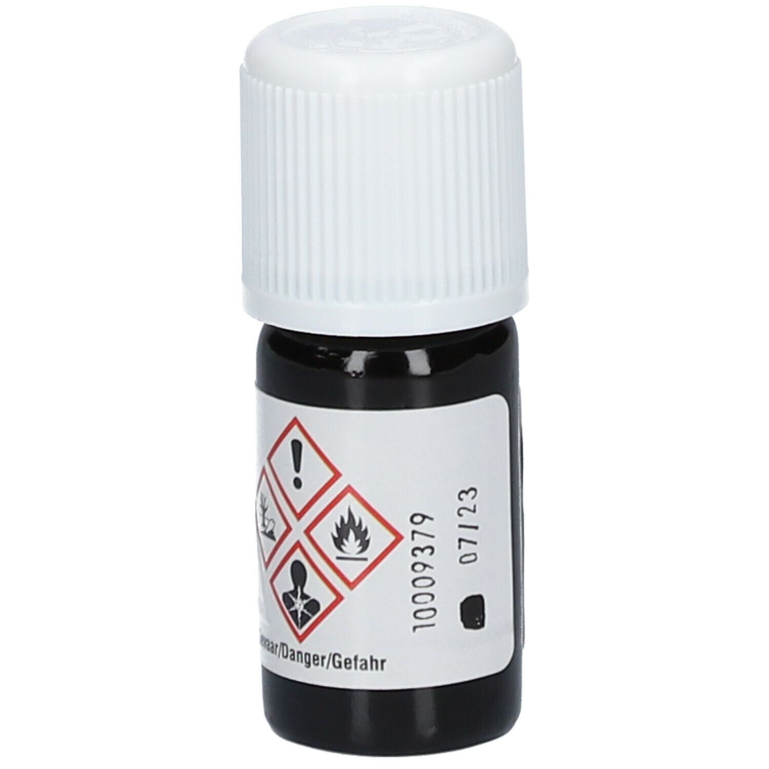 Bruine glazen fles met witte dop. Etiket met gevaarsymbolen. Gedrukte vervaldatum.