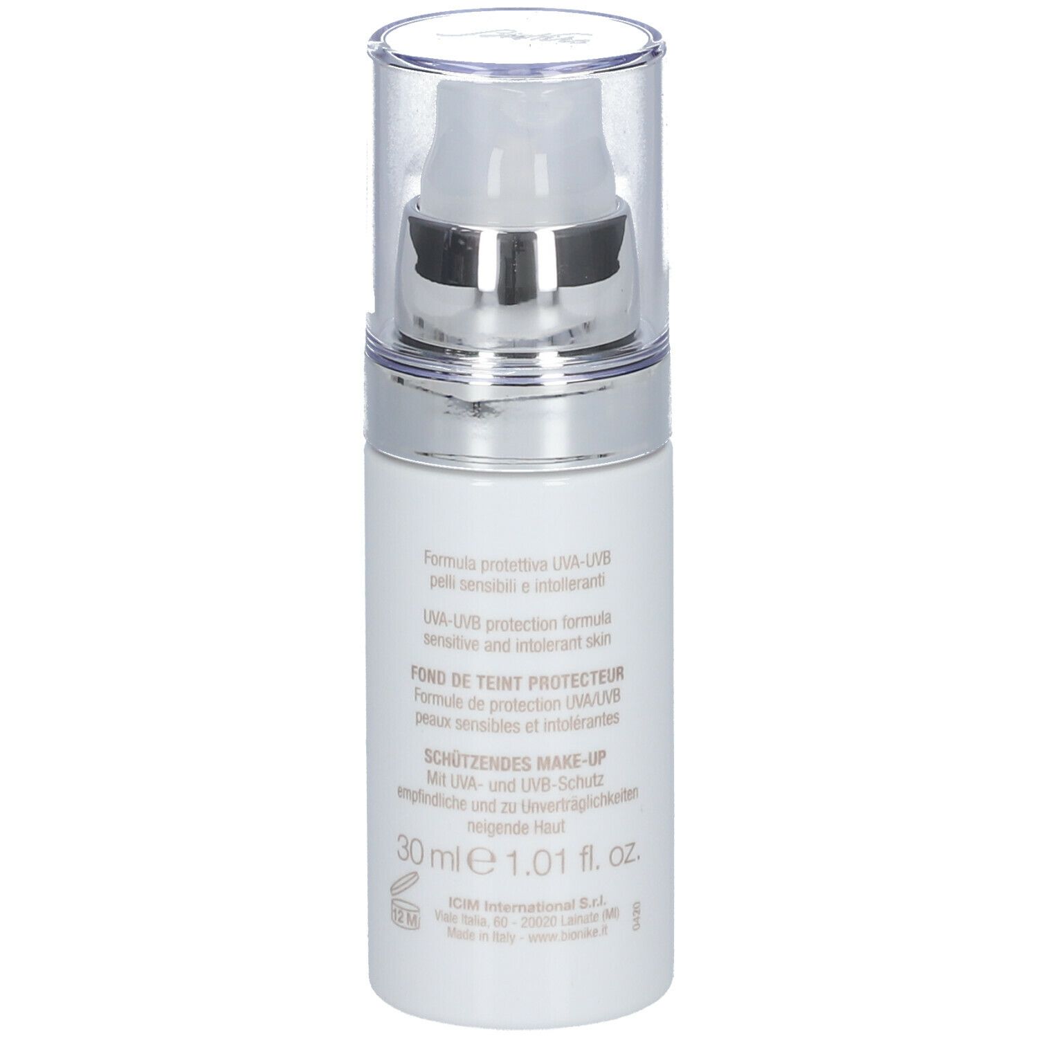 Witte fles met pomp. Achterkant met tekst. Opschrift: UVA-UVB bescherming, 30 ml.