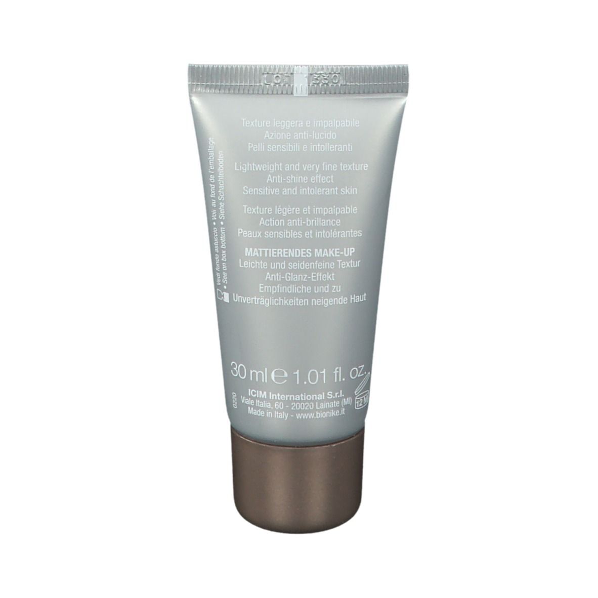 Make-up-Tube, silberfarben, mit braunem Deckel. Text auf der Tube: MAT-zone, 30 ml, 1,01 fl. oz.