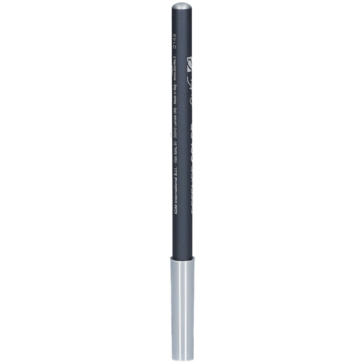 Grijze kohlpotlood met zilveren punt. Opschrift: DEFENCE COLOR Kohl & Kajal.